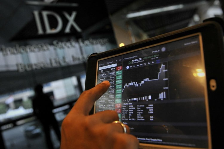 Foto ilustrasi: Investor sedang mencermati pergerakan saham di layar komputer/Dok
