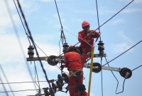 Petugas PLN melakukan penyambungan kabel listrik di Jalan Pongtiku, Makassar, Selasa, 1 Maret 2016. PT PLN (Persero) menurunkan tarif listrik nonsubsidi sebesar Rp 26-41 per kWh pada awal Maret 2016. Tarif listrik konsumen tegangan rendah turun dari Rp 1.392 per kWh menjadi Rp 1.355 per kWh. [TEMPO/STR/Fahmi Ali; FMI2016030102]