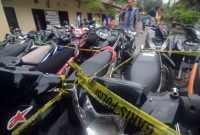 Warga memperhatikan puluhan sepeda motor hasil curian di halaman Kantor Polda Sulawesi Tengah di Palu, Jumat (7/11). Polda Sulteng dalam tiga bulan terakhir mengamankan sedikitnya 32 unit motor dan sembilan pelakunya yang diduga pencurian tersebut berkaitan dengan pembiayaan terorisme. ANTARA FOTO/Basri Marzuki/Rei/Spt/14.