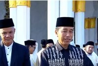 Presiden Joko Widodo (Jokowi) dan  bakal calon presiden yang diusung PDIP Ganjar Pranowo, usai menjalankan shalat Idul Fitri 1444 Hijriah di Masjid Sheikh Zayed Solo, Jawa Tengah, Sabtu 22 April 2023/IST.