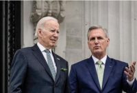 Presiden Amerika Serikat (AS) Joe Biden dan Ketua DPR dari Partai Republik Kevin McCarthy mencapai kesepakatan tentatif untuk menaikkan plafon utang pemerintah federal sebesar US$ 31,4 triliun/IST.