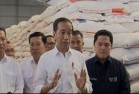 Presiden Jokowi saat meninjau kecukupan stok Cadangan Beras Pemerintah di Gudang BULOG, Senin 11 September 2023/IST.