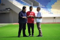 Erick Thohir dam Gibran Rakabuming saat meninjau pengerjaan Stadion Manahan di Kota Solo. Dok. PSSI
