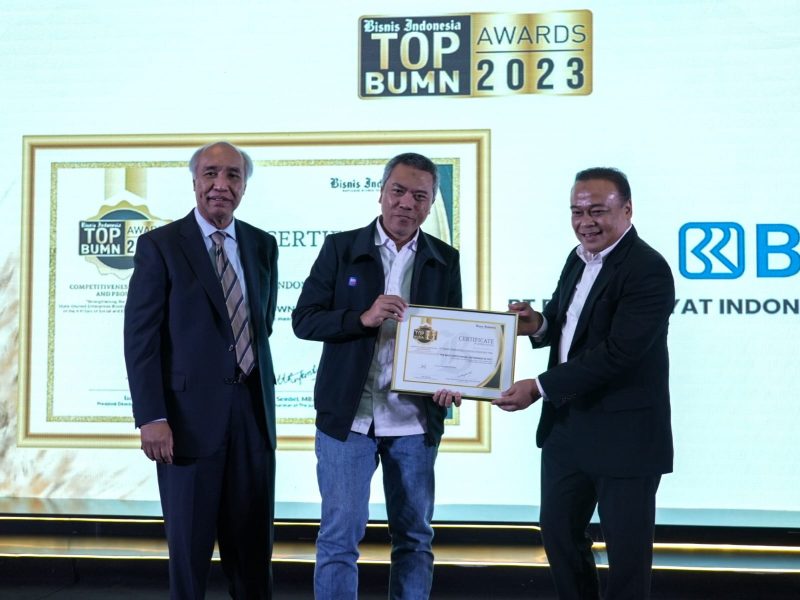 BRI dinobatkan sebagai BUMN Terbaik dengan memboyong penghargaan The Best State-Owned Enterprise In 2023 pada ajang TOP BUMN Award yang diselenggarakan oleh media ekonomi terkemuka tanah air Bisnis Indonesia di Jakarta, 30 November 2023. (Dok. BRI)