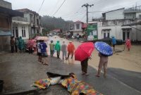 BPBD setempat mulai mendistribusikan bantuan ke warga terdampak banjir akibat meluapnya Sungai Barang Merao, Kabupaten Kerinci. (Dok. BPBD Kabupaten Kerinci)