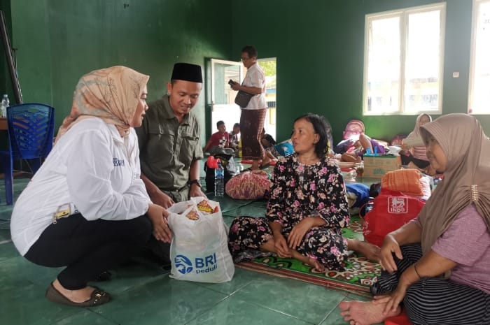 BRI Peduli bergerak cepat dengan melakukan penyaluran bantuan tanggap bencana bagi warga di Kab. Grobogan, Jawa Tengah terendam air sehingga warga harus mengungsi. (Dok. BRI)