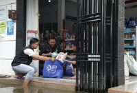 CSR BRI Peduli bergerak cepat melakukan penyaluran bantuan bagi warga terdampak bencana banjir di tanah air, seperti yang melanda Kabupaten Demak dan Kudus, Jawa Tengah. (Dok. BRI)