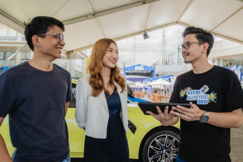 Pengunjung diberi penjelasan seputar promo dan penawaran menarik yang ditawarkan  Astra Auto Fest 2025 yang digelar hingga  7 Desember 2025 berlokasi di Astra Biz Center, BSD, Tangerang, Banten. (Dok. Astra)